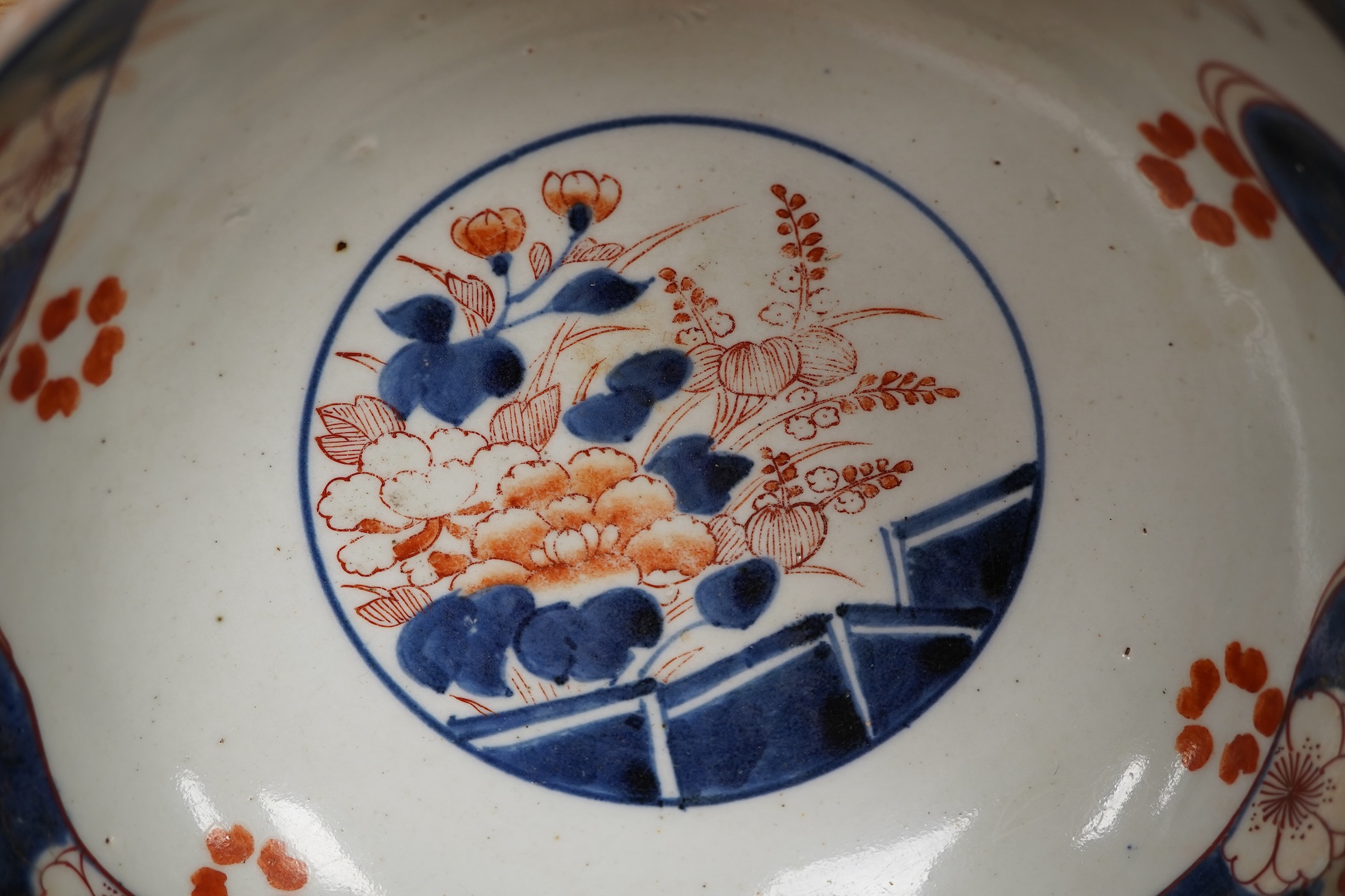 An 18th century Japanese Arita Imari bowl, 23.5cm diameter